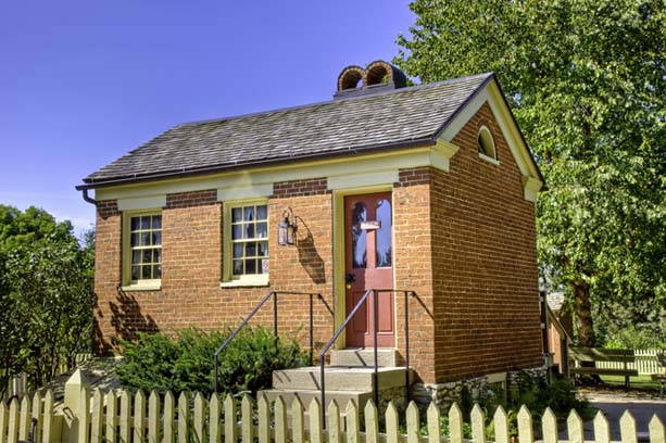 nauvoobakeryexterior-687x489